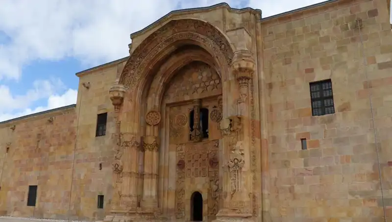 Divriği Ulu Camii ve Darüşşifası'na Yoğun İlgi: Ziyaretçi Akını Sürüyor!