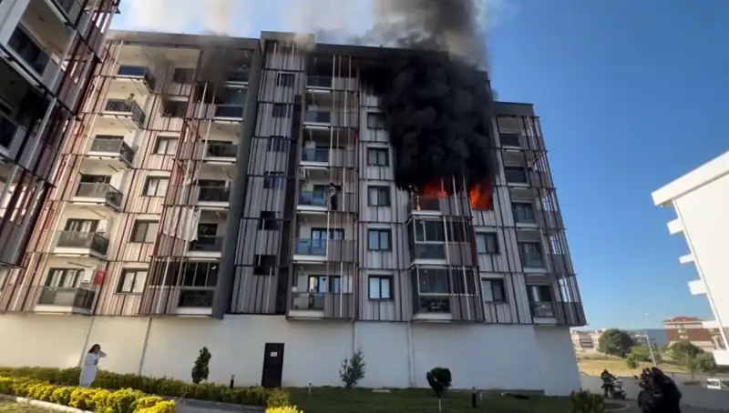 Çanakkale'de Yangın Alarmı: Geceyi Alevler İçinde Geçiren Mahalleler