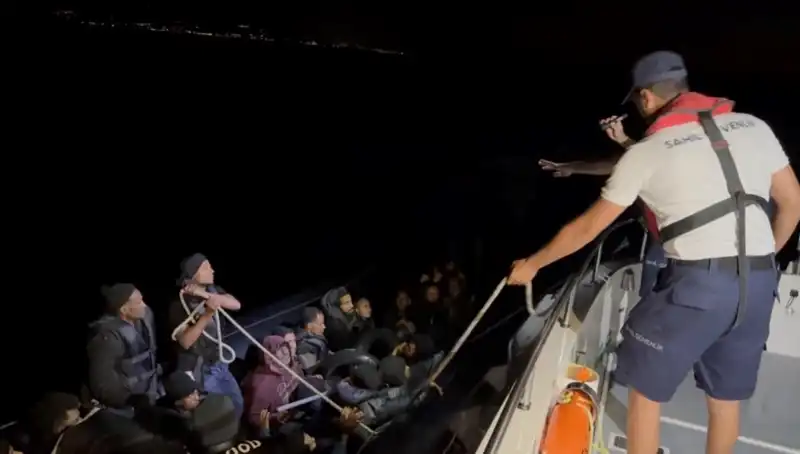 Çeşme'de Tehlikeli Yolculuk: 42 Kaçak Göçmen Denizde Kurtarıldı
