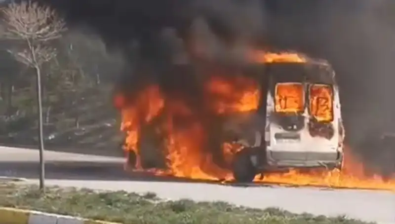 Havalimanı Servis Aracında Yangın: Panik ve Kargaşa Yaşandı