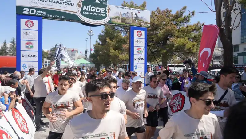 Niğde Yarı Maratonu’nda 518 Sporcu Kıyasıya Yarıştı: Ödüller Sahiplerini Buldu!