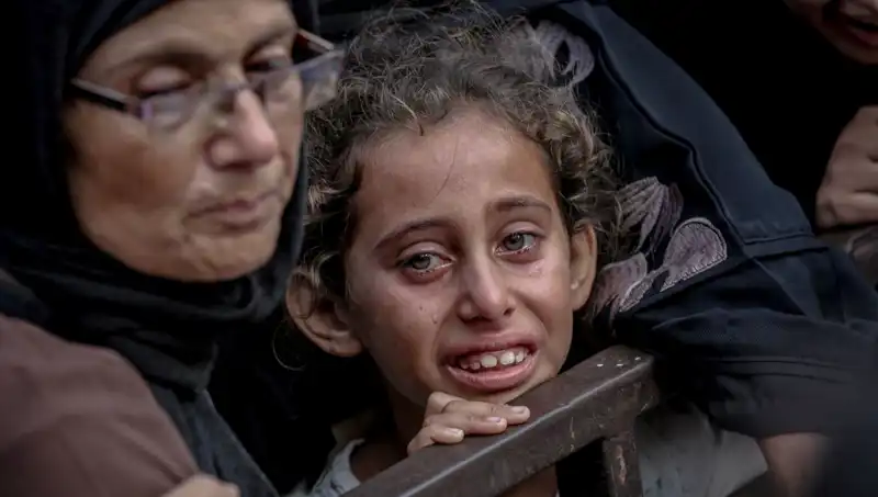 Gazze'de Açlık Savaşları: İsrail Askerleri Yemekleri Toprağa Gömüyor