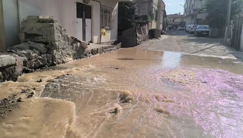 İçme Suyu Hattı Patladı: Çarşıyı Sular Bastı, Vatandaşlar Panikledi!