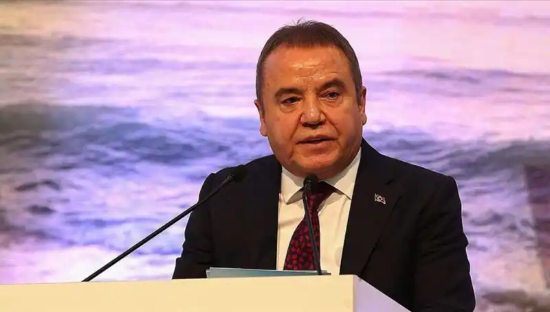 Antalya'nın Cesur Lideri: Muhittin Böcek'in Hayatı ve Siyasi Kariyeri