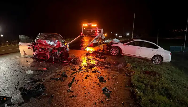 Çanakkale'de Feci Kaza: İki Otomobil Kafa Kafaya Çarpıştı, 3 Can Aldı