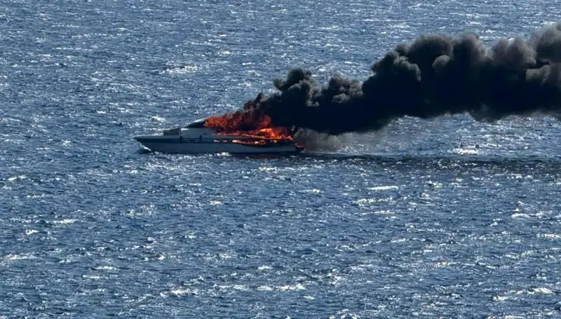 İzmir'de Motor Yatında Çıkan Yangın: Gözler Üzerine Çekildi