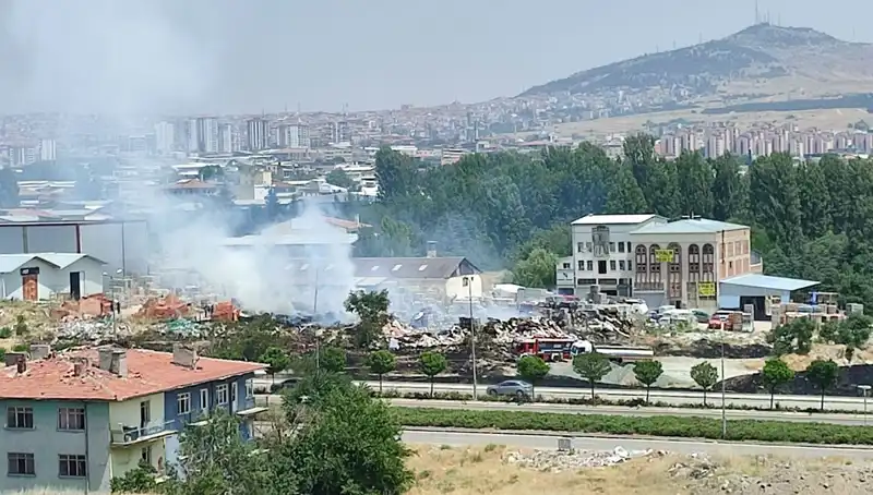 Otluk Alanda Başlayan Yangın, Depoyu Küllerine Bürüdü