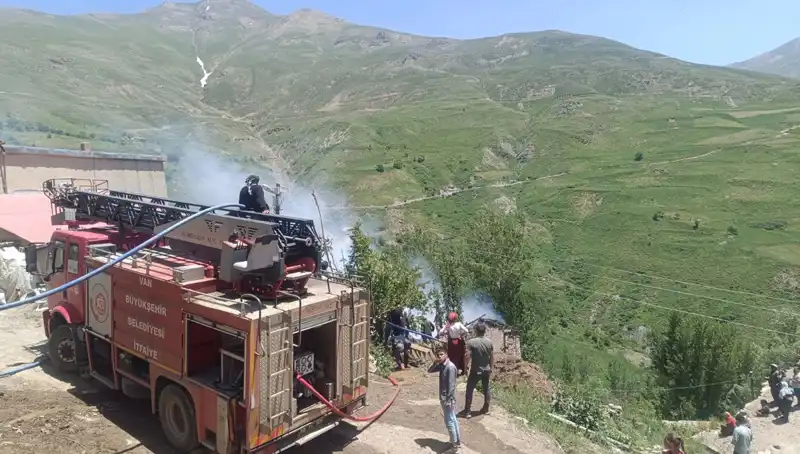 Van'da Faciaya Yol Açan Ev Yangını: Bir Çocuk Hayatını Kaybetti
