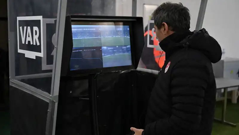 Beşiktaş-Gaziantep FK Maçında Neden Alman VAR Hakemi Tercih Edildi?
