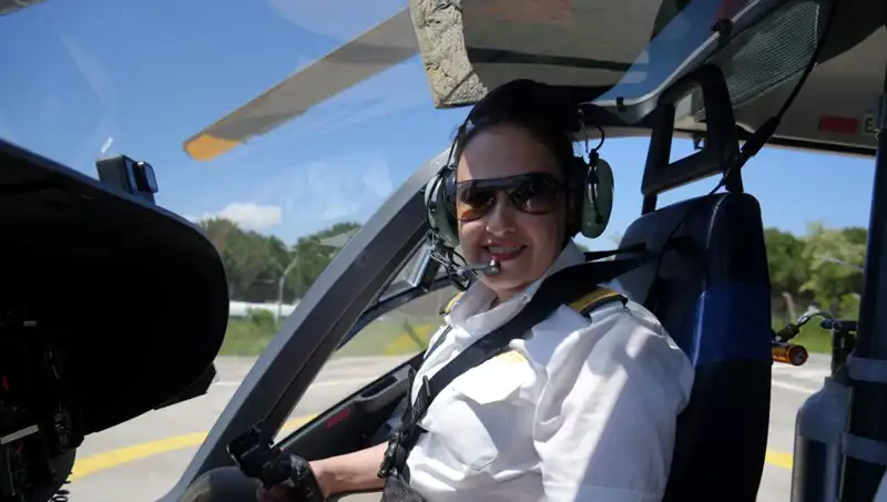 Türkiye’nin Tek Kadın Ambulans Helikopter Pilotu, Yer Çekimine Meydan Okuyor