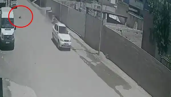 Otomobil Çocuğa Çarptı, Sürücü Olay Yerinden Kaçtı