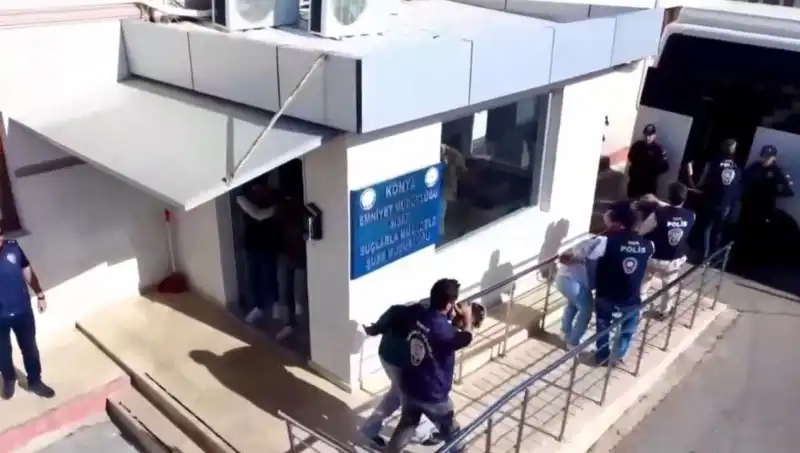 Türkiye'nin 10 İlinde Dev Dolandırıcılık Operasyonu: 13 Kişi Tutuklandı