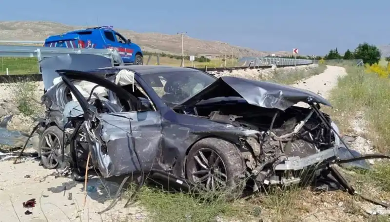Sivas'ta İki Ayrı Trafik Kazası: 9 Kişi Yaralandı, Seyir Halindeki Araçlarda Büyük Hasar