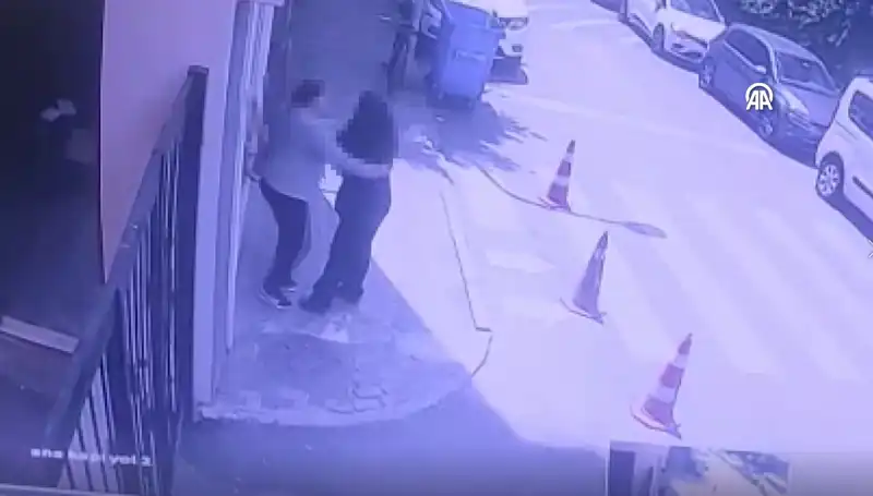 İstanbul'da Lise Tuvaletinde Bülbül'ün Tüyleri Düğüm Yüzünden Koptu