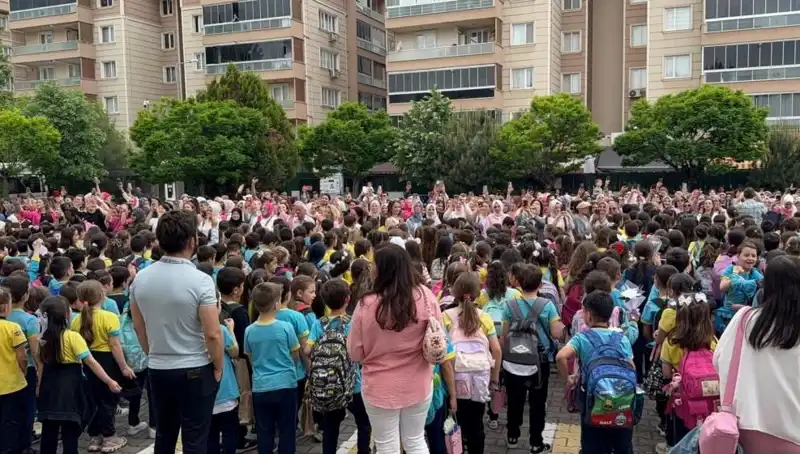 Öğrenciler, Annelerini Duygusal Bir Sürprizle Coşturdu!