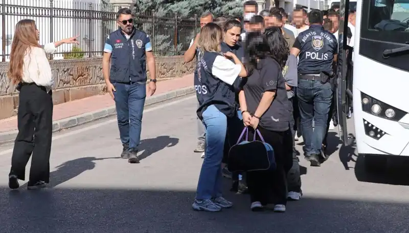 Başarılı Dolandırıcılar: 6 İl Eskort Fuarında 12 Milyon Liralık Vurgun Yaptı