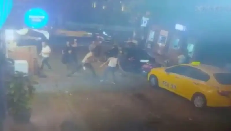 Beyoğlu'nda Laf Atma Kavgasında Kan Aktı: Neler Oldu?