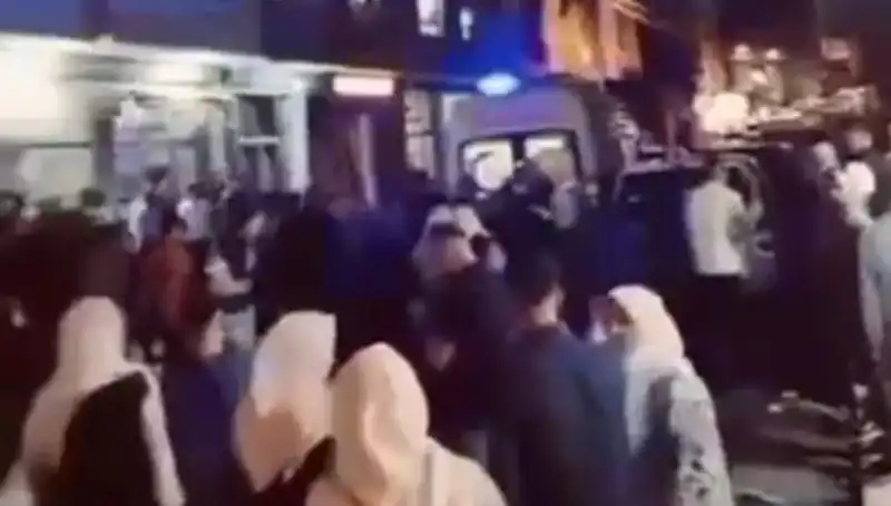 Genç Kız Balkondan Düştü: Hayati Tehlike Altında