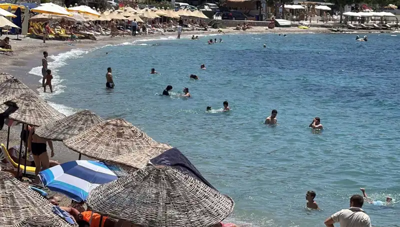 Hava Sıcaklığı 36 Dereceyi Buldu, İstanbullular Sahile Akın Etti