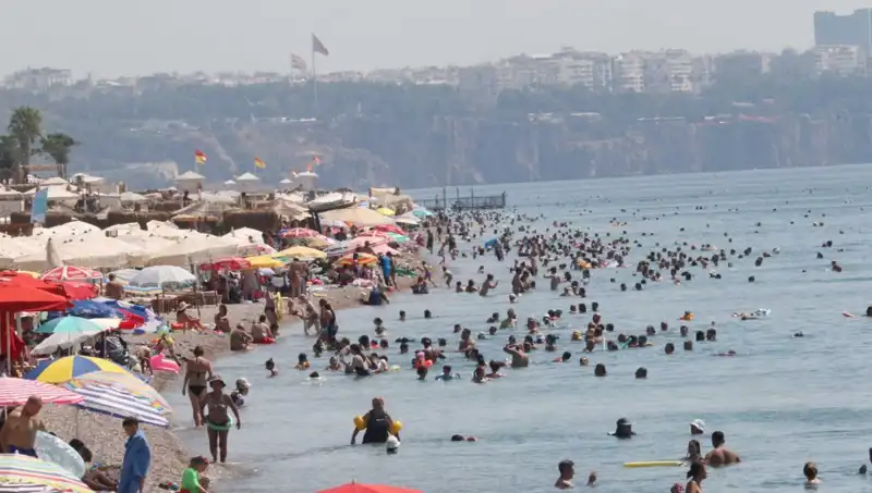 Antalya'da Yaz Sıcakları Rekor Kırıyor: Deniz Keyfi Artıyor!