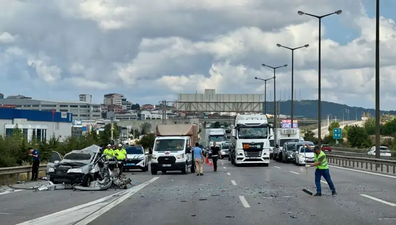 Otoyolda Korkunç Kaza: Üç Kişi Araçta Sıkıştı, Trafik Kitlendi!