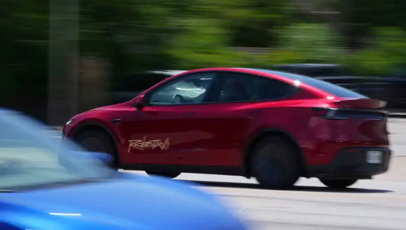 Musk'ın Robotaxi Projesi: Hız Sınırı İhlali ve Yanlış Şeride Giriş Sorunları