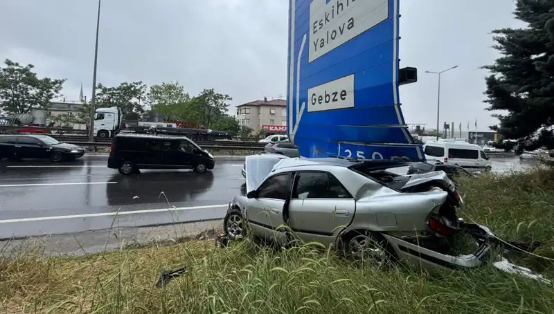 Trafik Levhasına Çarpan Araçta Bir Yaralı: Kaza Anı Kamerada