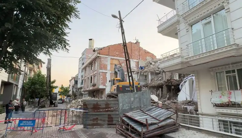 Yıkım Sırasında Koptu: İki Sokak Elektriksiz Kaldı!