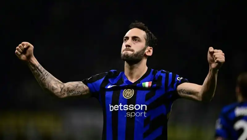 Hakan Çalhanoğlu'nun Tatil Keyfi Sürerken İtalya'da Neler Oluyor?