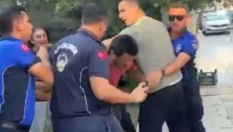 Seyyar Satıcıya Zabıta Tarafından Sokak Ortasında Şok Edici Dayak!
