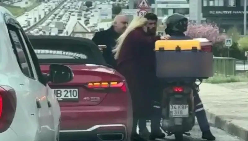 D-100'de Şok Olay: Motokuryeye Silah Çeken Şahıs Kamerada Yakalandı!