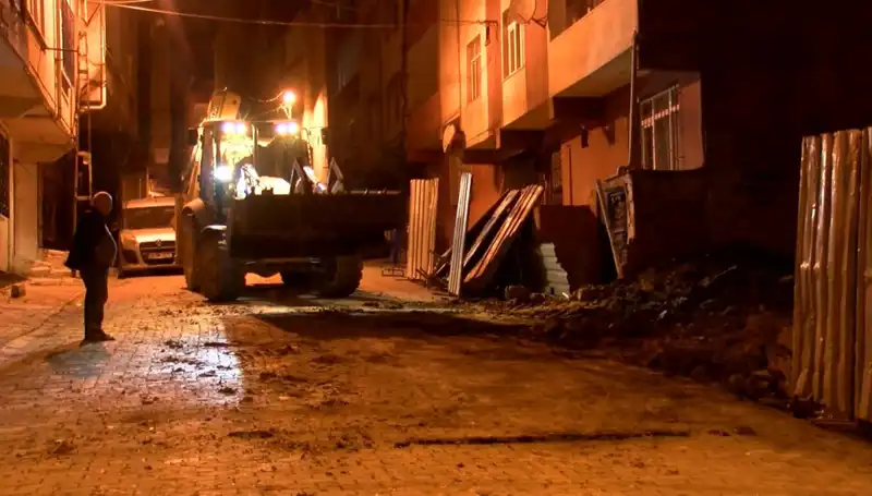Bağcılar'da Tehlike Sinyali: Yana Eğilen Bina Hızla Boşaltıldı!