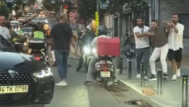 Nişantaşı'nda Yol Verme Kavgası: Kadın Sopayla Tehdit Edildi