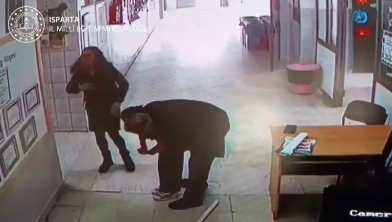 İlkokulda Öğretmenden Heartwarming Kurtuluş: Heimlich Manevrası ile Hayat Kurtarıldı