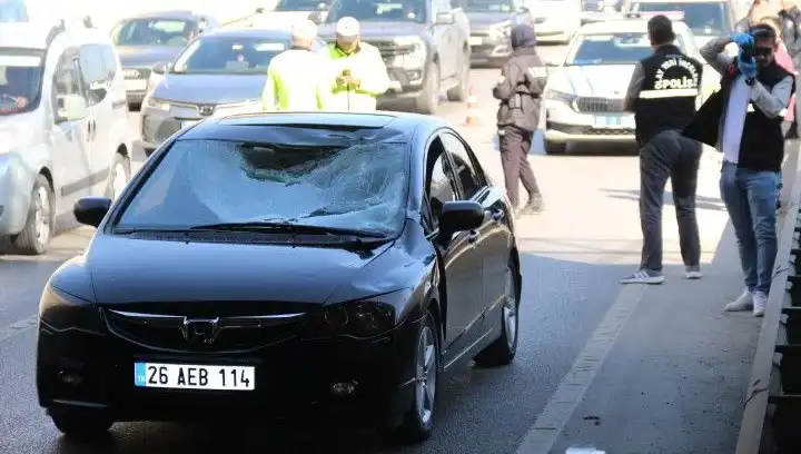 Polis Kimlik Sordu, Genç Adam Köprüden Atlayıp Arabanın Üzerine Düştü!