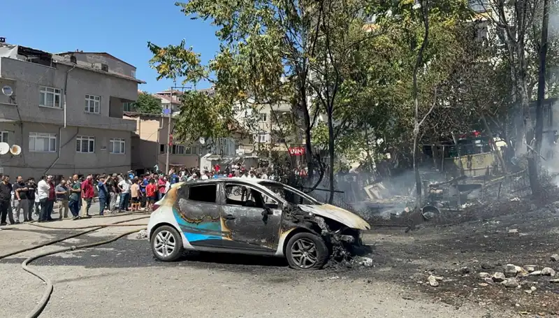 Gecekonduda Çıkan Yangın, Park Halindeki Araçta Büyük Zarara Neden Oldu