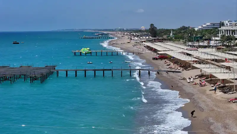 Antalya Sahillerinde Güneşli Hava Yoğunluğu; Yerli ve Yabancı Turistlerin Akını