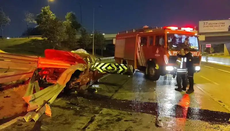 Bariyer Otomobile Saplandı: Sürücü Hayati Tehlikede!