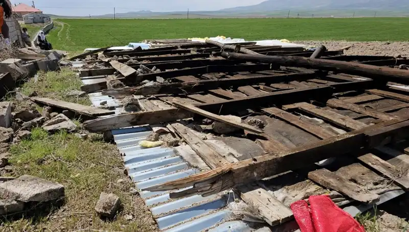 Bitlis’te Muazzam Fırtına: Çatılar Uçtu, Hayat Durduldu!