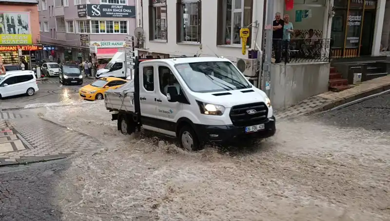 Kısa Sürede Gelen Sağanak, Şehirleri Su Altında Bıraktı!