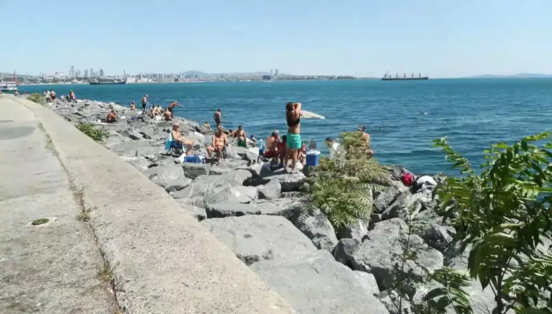 İstanbullular Yazın Tadını Çıkarırken, Plajlar Dolup Taşmaya Başladı