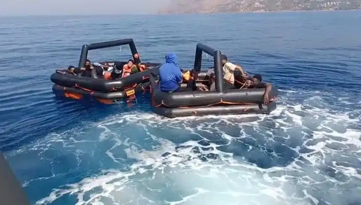 Ayvacık'ta 19 Kaçak Göçmen Operasyonu: Kurtarılma Anı Kameralara Yansıdı