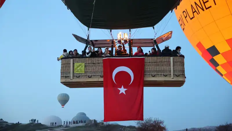 Kapadokya'da 23 Nisan Coşkusuyla Balonlar Türk Bayraklarıyla Havalandı