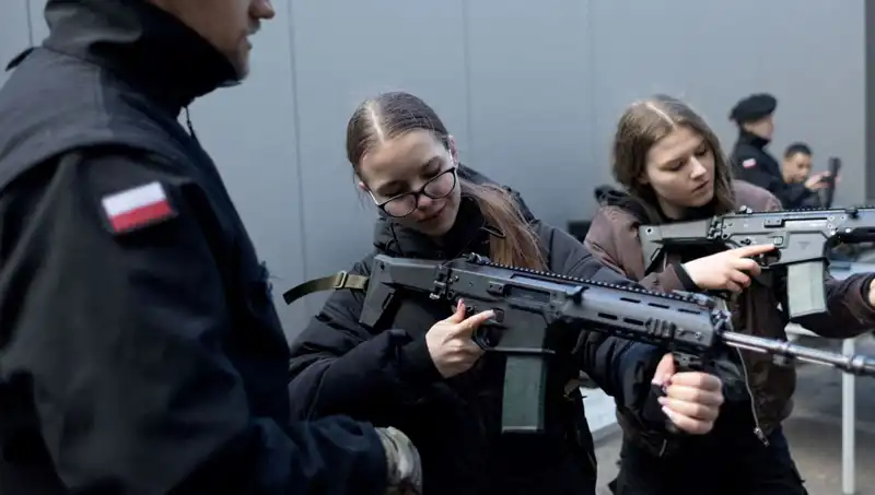 Polonya Savaş Hazırlıklarına Hızla Devam Ediyor: Siviller Askeri Eğitime Katılıyor