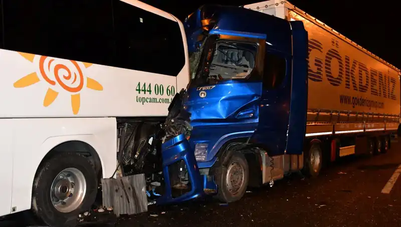 Tur Otobüsü Tırla Çarpıştı: Korkutan Kazada 13 Yaralı
