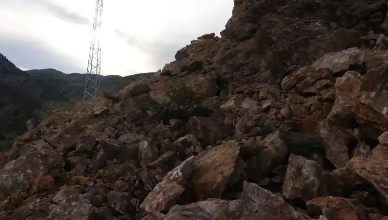 Erzurum'da Dev Kaya Heyelanı: Yolu Ulaşılmaz Hale Getiren Doğal Olay
