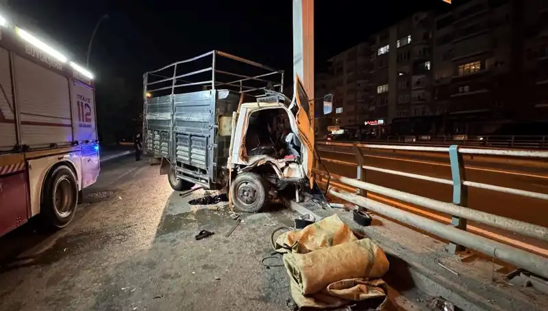 Kamyonet Yön Tabelasına Çarparak Kaza Yaptı, Sürücü Hastaneye Kaldırıldı