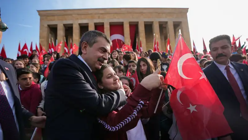 Anıtkabir'de Bakan Tekin'in Çocuklarla Duygusal Buluşması
