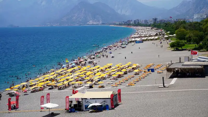 Sıcak Havalara Rağmen Plajlar Dolup Taştı: Yazın Keyfi Burada!