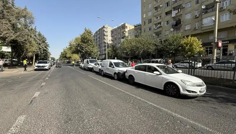 Diyarbakır'da Korkunç Kaza: 5 Araç Birbirine Girdi